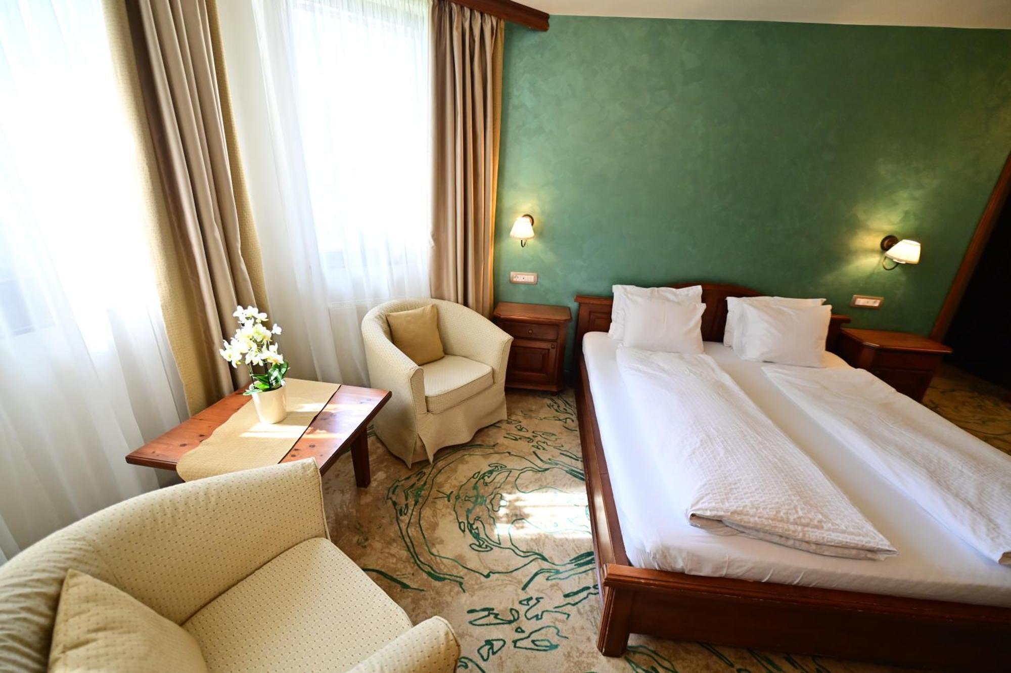 Natura Family Resort Avrig Bagian luar foto